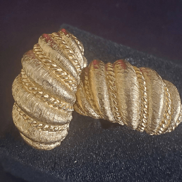 VTG Napier Gold‎ Tone Screw Back Earrings - Picture 2 of 5